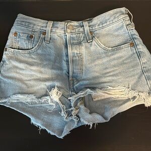 women’s levi 501 jean shorts size W23